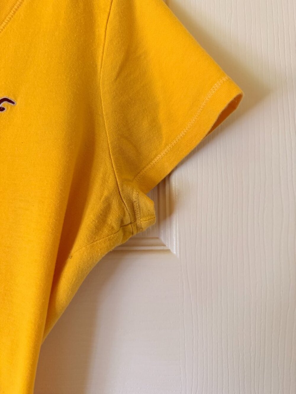 Hollister Yellow V-Neck Tee Shirt Large Casual Basic Top - Picture 2 of 5